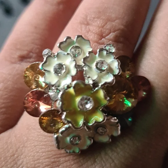 TWO FASHION RINGS - Picture 2 of 3